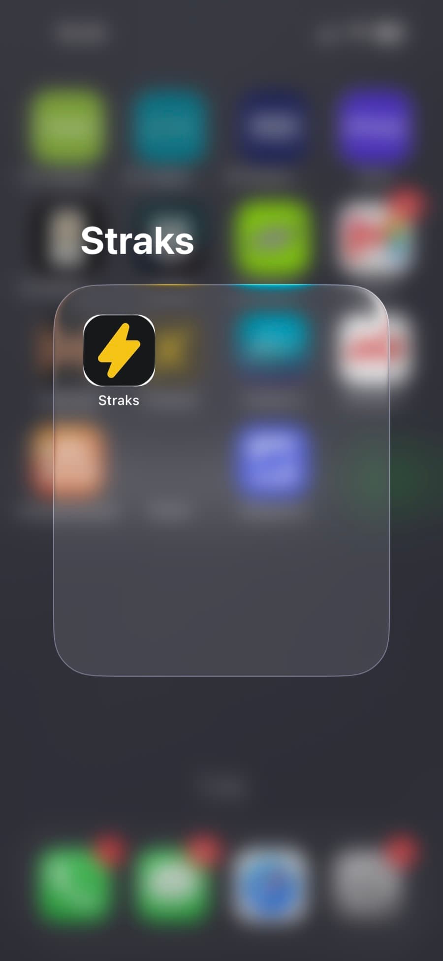 Straks-ikonet med det gule lyn på en iPhone-hjemmeskærm mellem de andre apps.